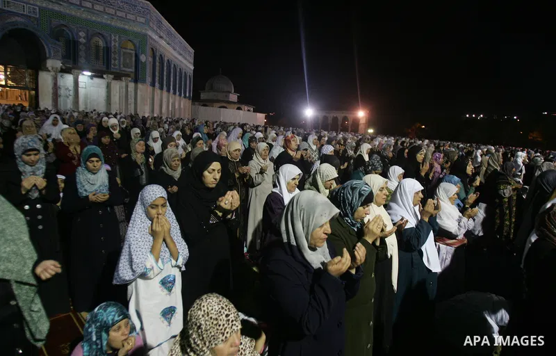 Palestinian muslim worshippers pray outside the Dome of the Rock in the Al-Aqsa Mosque compound in Jerusalem's Old City during the Islamic anniversary Lailat al-Qader, also known as the Night of Power, on August 27, 2011...