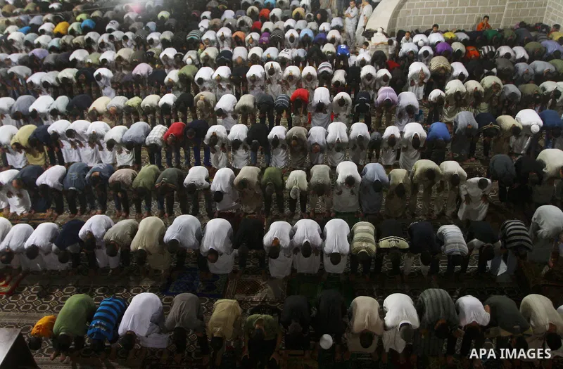 Palestinian Muslim worshippers pray during Laylat Al Qadr prayers on the 27th day of the holy fasting month of Ramadan in main mosque of Al Emari in Gaza City, Friday, Aug. 27, 2011. Laylat Al Qadr, the most important pr...