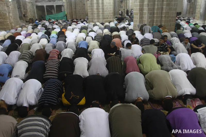 Palestinian Muslim worshippers pray during Laylat Al Qadr prayers on the 27th day of the holy fasting month of Ramadan in main mosque of Al Emari in Gaza City, Friday, Aug. 27, 2011. Laylat Al Qadr, the most important pr...