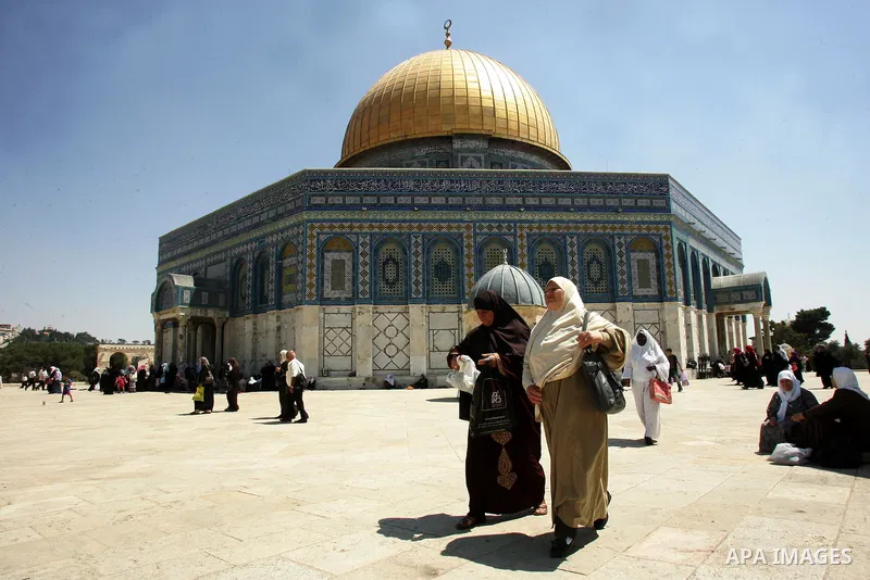 Palestinian Muslims walk past the Dome of the Rock in the al-Aqsa mosque compound in Jerusalem's old city 28 August 2011. Muslims throughout the world buy clothes and other popular items to prepare for The Eid aL-Fitr ,t...
