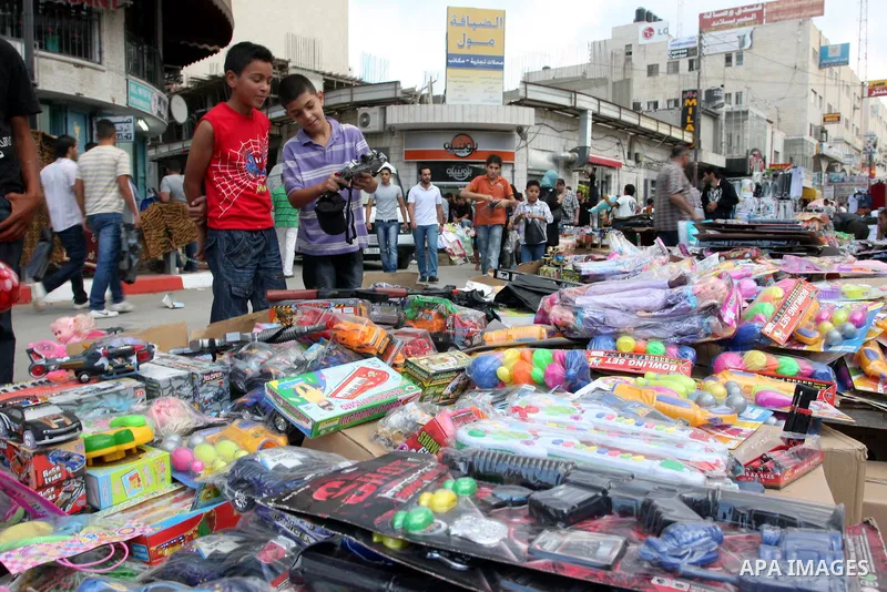 Palestinian Muslims shop in downtown Ramallah in the West Bank on August 29, 2011, ahead of the upcoming Eid al-Fitr which marks the end of the holy month of Ramadan. Photo by Issam Rimawi