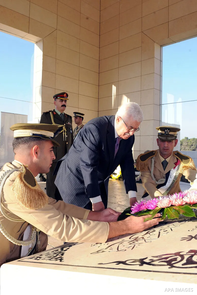 Palestinian president Mahmoud Abbas (Abu Mazen) lays a wreath at the tomb of the late Palestinian president Yasser Arafat during the first day of Eid al-Fitr in the West Bank city of Ramallah August 30, 2011. Eid al-Fitr...