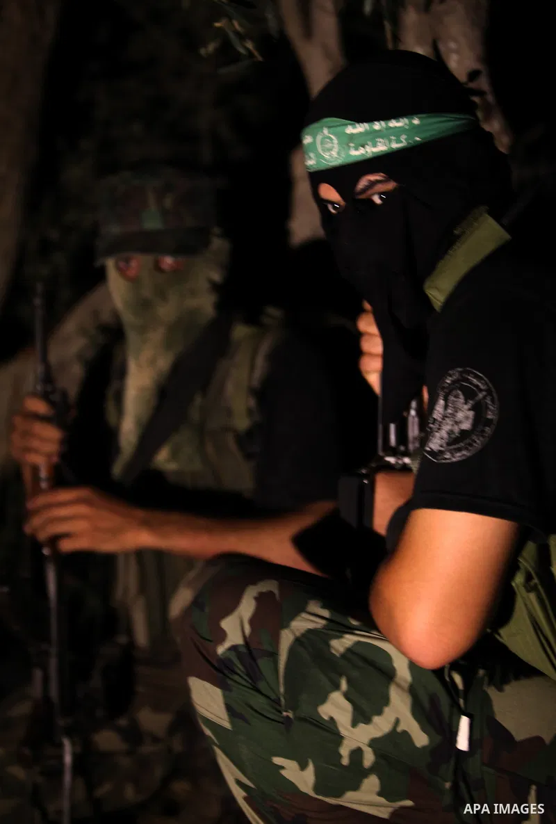 Palestinian militants of the Ezzedine Al-Qassam Brigades, the armed wing of the Islamist movement Hamas, protect the borders in the east of Gaza, in a daily mission to prevent any military Israeli attempt to enter Gaza "...