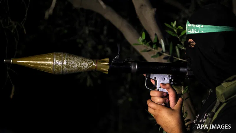 Palestinian militants of the Ezzedine Al-Qassam Brigades, the armed wing of the Islamist movement Hamas, protect the borders in the east of Gaza, in a daily mission to prevent any military Israeli attempt to enter Gaza "...