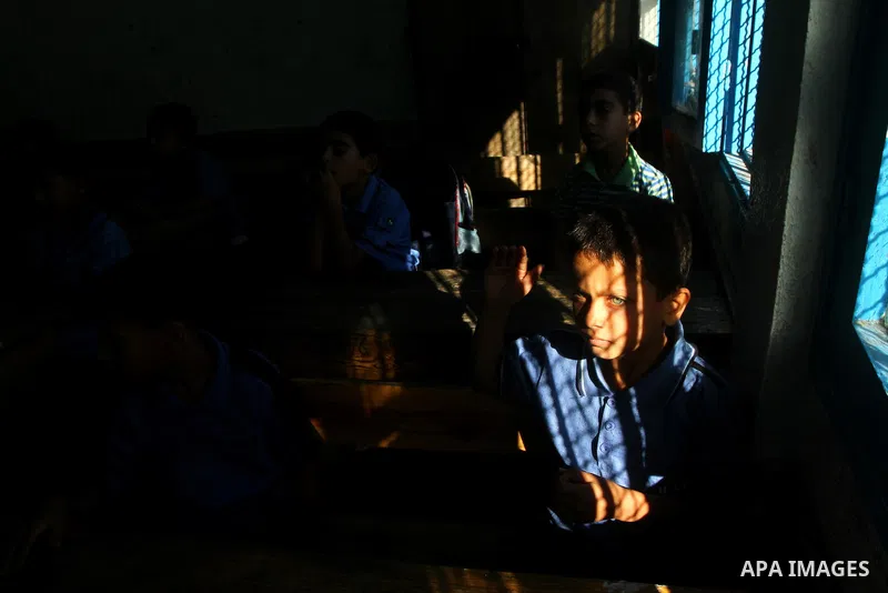Palestinian students return back to their school in the morning of the first day of the new year study in Gaza city on Sep. 4, 2011. Photo by Ashraf Amra