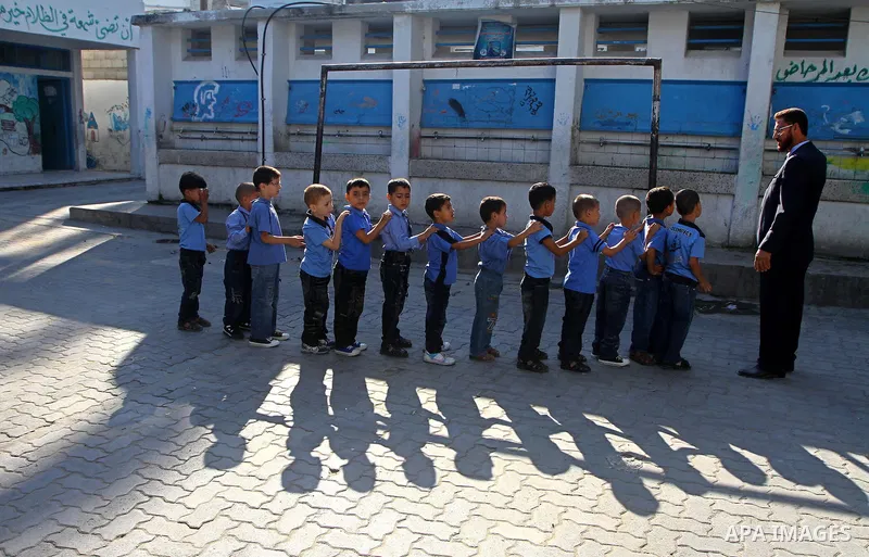 Palestinian students return back to their school in the morning of the first day of the new year study in Gaza city on Sep. 4, 2011. Photo by Ashraf Amra