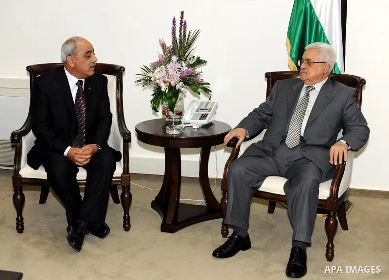Palestinian President Mahmoud Abbas (Abu Mazen) meets with the Palestinian medical delegation heading to Libya, in the West Bank city of Ramallah, on Sep. 6, 2011. Photo by Mufeed Abu Hasnah