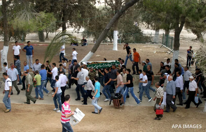 Palestinians carry a body of a man after Friday prayers at the Al-Aqsa mosque compound in Jerusalem's old city on Sep. 9,2011. Photo by Mahfouz Abu Turk