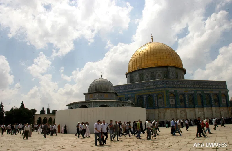 Palestinians walk in front of the Dome of the Rock after Friday prayers at the Al-Aqsa mosque compound in Jerusalem's old city on Sep. 9,2011. Photo by Mahfouz Abu Turk