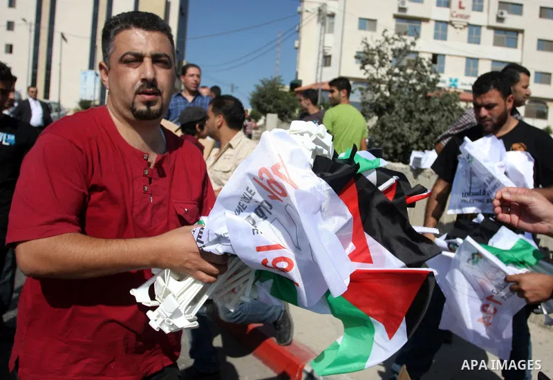 Activists of the Palestine 194 campaign distribute flags and leaflets to motorists in order to drum for Palestine to become the 194th state recognised by the UN, in the West bank town of Ramallah, on 13 September 2011. T...