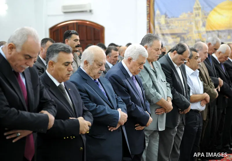 Palestinian President Mahmoud Abbas takes part in Friday noon prayers in his Ramallah, West Bank headquatrters, 16 September 2011. According to local sources, Abbas will give a televised speech later on 16 September in w...