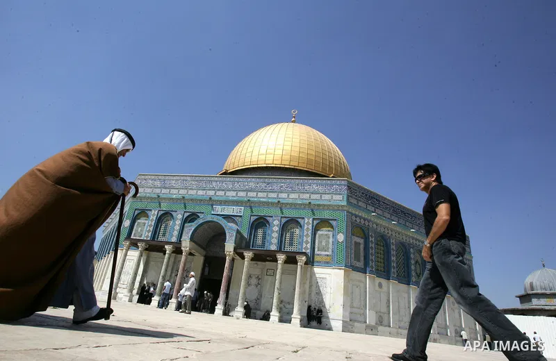 Palestinians walk in front of the Dome of the Rock after Friday prayers at the Al-Aqsa mosque compound in Jerusalem's old city on Sep. 16,2011. Photo by Mahfouz Abu Turk