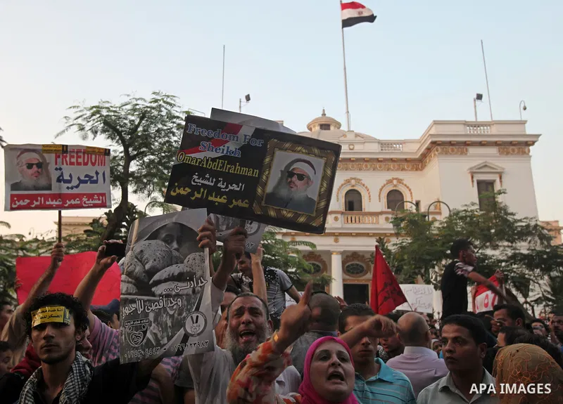Hundreds of Egyptian activists marched in downtown Cairo to protest against the reassertion of the Emergency Law in the wake of the attack on the Israeli Embassy on 9 September. Egyptian activists marching through the st...