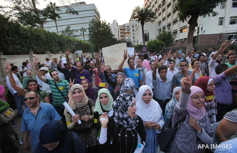 Hundreds of Egyptian activists marched in downtown Cairo to protest against the reassertion of the Emergency Law in the wake of the attack on the Israeli Embassy on 9 September. Egyptian activists marching through the st...