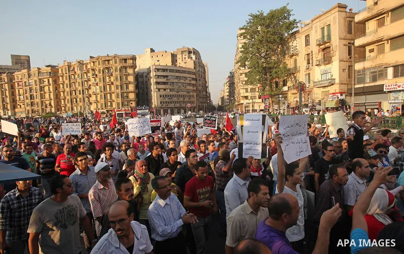 Hundreds of Egyptian activists marched in downtown Cairo to protest against the reassertion of the Emergency Law in the wake of the attack on the Israeli Embassy on 9 September. Egyptian activists marching through the st...