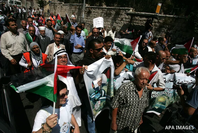 Palestinians protest against US' interference in the Palestinian bid for statehood recognition at the United Nations on September 21, 2011 outside the US General Consulate in east Jerusalem. Palestinians are preparing to...