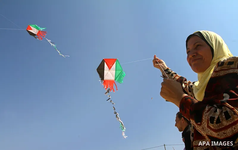 Palestinian children hold their 194 kites with Palestinian flag colours, representing their hope to become the 194th member state of the UN at the beach in Gaza City on September 22, 2011 during a rally in support of Pal...