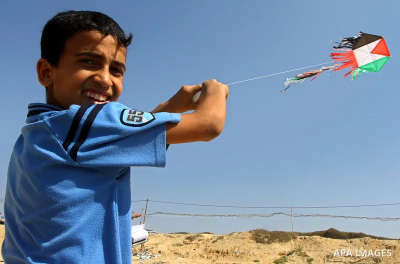 Palestinian children hold their 194 kites with Palestinian flag colours, representing their hope to become the 194th member state of the UN at the beach in Gaza City on September 22, 2011 during a rally in support of Pal...