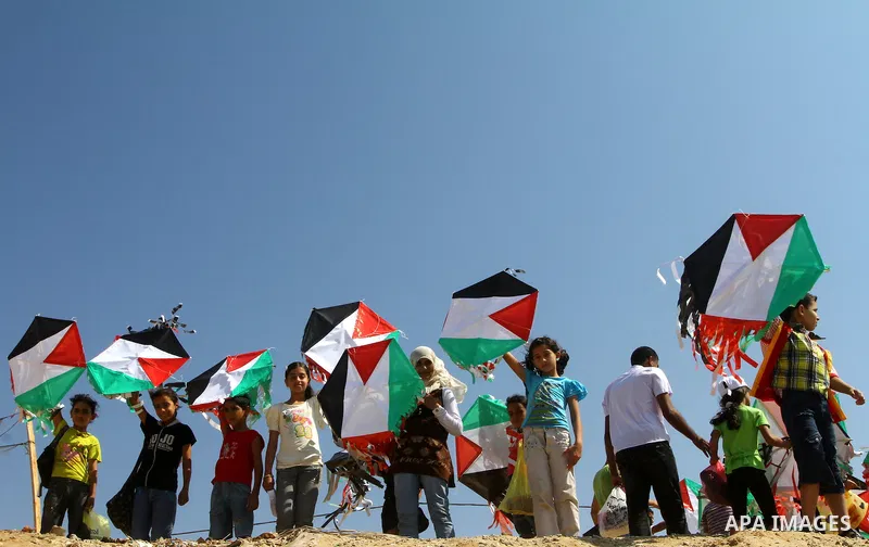 Palestinian children hold their 194 kites with Palestinian flag colours, representing their hope to become the 194th member state of the UN at the beach in Gaza City on September 22, 2011 during a rally in support of Pal...