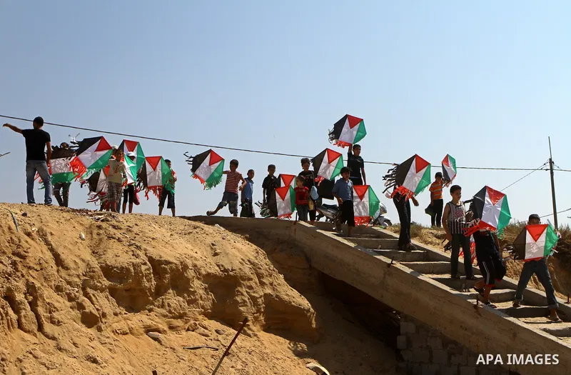 Palestinian children hold their 194 kites with Palestinian flag colours, representing their hope to become the 194th member state of the UN at the beach in Gaza City on September 22, 2011 during a rally in support of Pal...