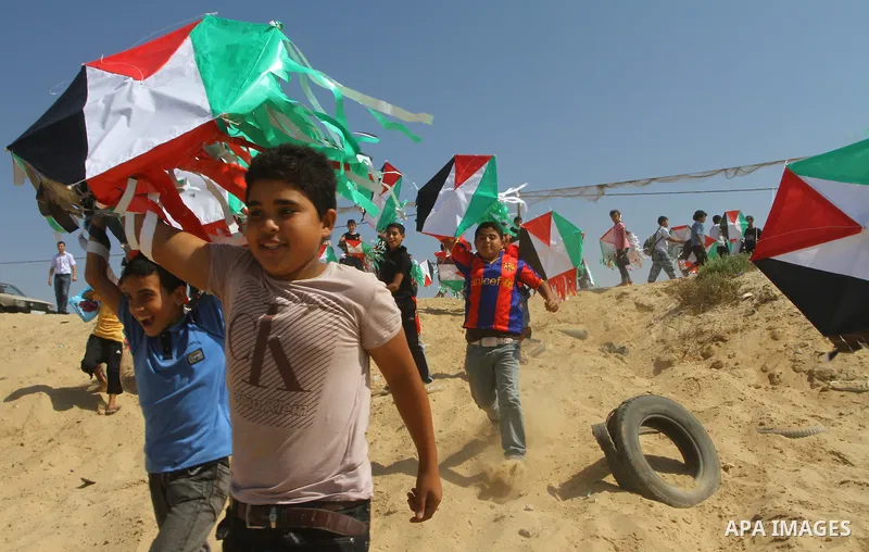 Palestinian children hold their 194 kites with Palestinian flag colours, representing their hope to become the 194th member state of the UN at the beach in Gaza City on September 22, 2011 during a rally in support of Pal...
