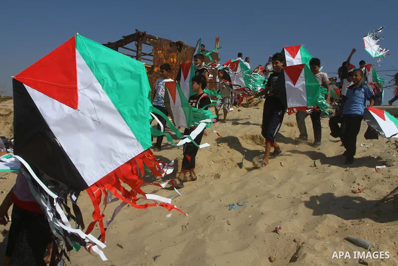 Palestinian children hold their 194 kites with Palestinian flag colours, representing their hope to become the 194th member state of the UN at the beach in Gaza City on September 22, 2011 during a rally in support of Pal...