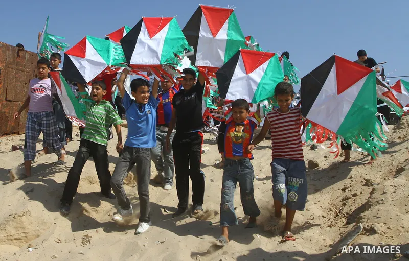Palestinian children hold their 194 kites with Palestinian flag colours, representing their hope to become the 194th member state of the UN at the beach in Gaza City on September 22, 2011 during a rally in support of Pal...