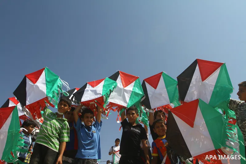 Palestinian children hold their 194 kites with Palestinian flag colours, representing their hope to become the 194th member state of the UN at the beach in Gaza City on September 22, 2011 during a rally in support of Pal...