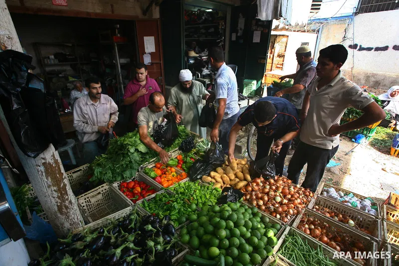Palestinians during shopping fresh vegetables and goods at a market in Gaza City, on September 23, 2011. Palestinian President Mahmoud Abbas is set to speak later Friday at the U.N., and plans to call on the world body t...