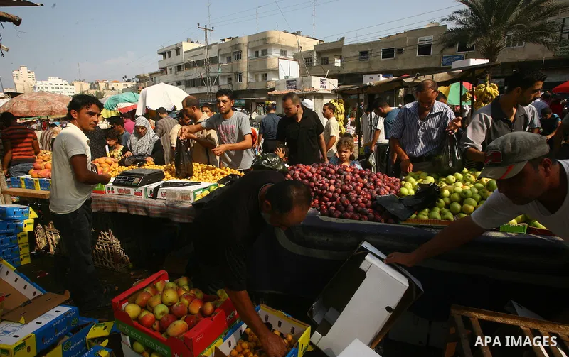 Palestinians during shopping fresh vegetables and goods at a market in Gaza City, on September 23, 2011. Palestinian President Mahmoud Abbas is set to speak later Friday at the U.N., and plans to call on the world body t...