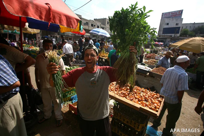 Palestinians during shopping fresh vegetables and goods at a market in Gaza City, on September 23, 2011. Palestinian President Mahmoud Abbas is set to speak later Friday at the U.N., and plans to call on the world body t...