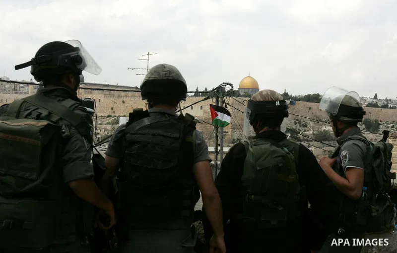 Israeli border police officers stand guard during clashes with Palestinian stone-throwers in the Arab east Jerusalem neighbourhood of Ras al-Amud September 23, 2011. The Dome of the Rock on the compound known to Muslims...