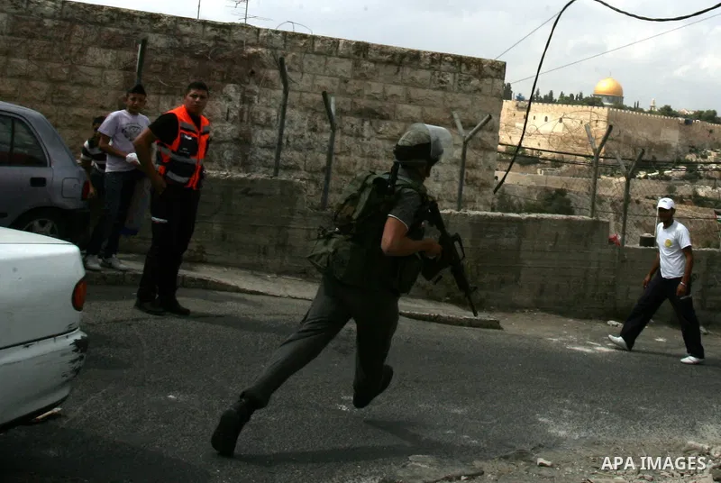 An Israeli border policeman run to take position during clashes with Palestinian stone throwers in the east Jerusalem neighborhood of Ras al-Amud on September 23, 2011, just hours before the president, Mahmoud Abbas, was...
