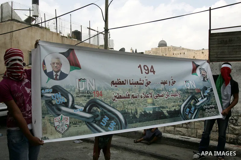 Masked Palestinians hold a banner in the East Jerusalem neighbourhood of Ras al-Amud September 23, 2011. Palestinian President Mahmoud Abbas asks the United Nations on Friday to recognize a state for his people, even tho...