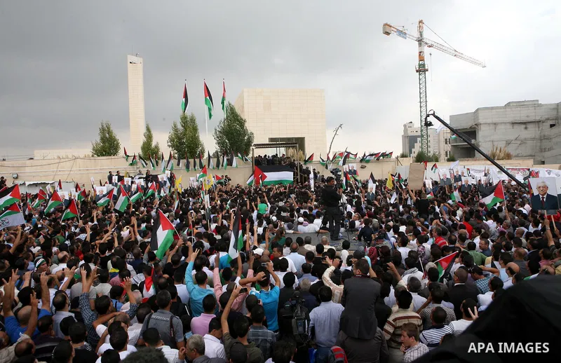 Thousands of cheering Palestinians welcome their president Mahmud Abbas outside his Ramallah headquarters on Sept. 25, 2011, as he returned from delivering a historic UN membership bid. Photo by Issam Rimawi
