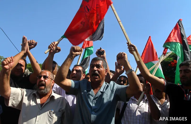Palestinians shout slogans during a protest calling for the release of imprisoned relatives from Israeli jails outside the International Committee of the Red Cross (ICRC) in Gaza City on September 29, 2011. Photo by Ashr...