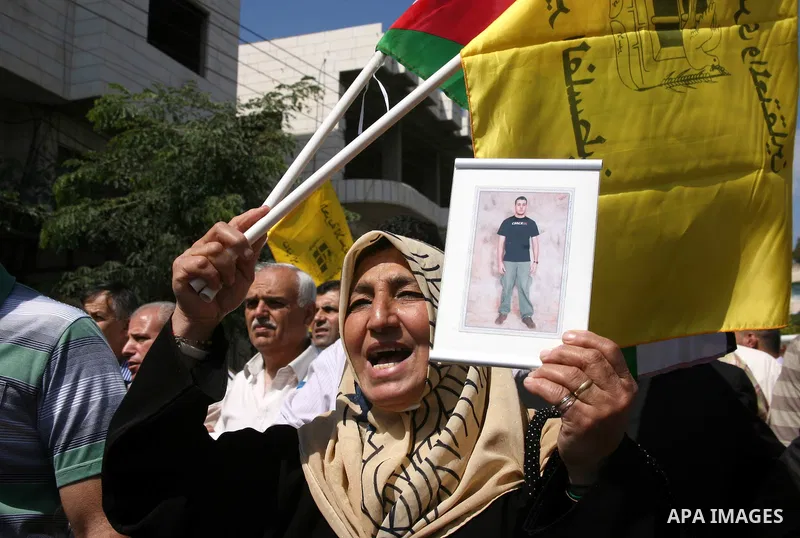 Palestinians protest in the West Bank city of Hebron on September 30, 2011 in support of thousands of prisoners held in Israeli jails, who are on a hunger strike. Photo by Mamoun Wazwaz