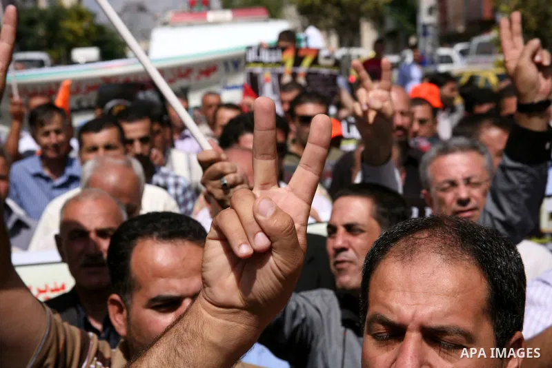 Palestinians protest in the West Bank city of Hebron on September 30, 2011 in support of thousands of prisoners held in Israeli jails, who are on a hunger strike. Photo by Mamoun Wazwaz