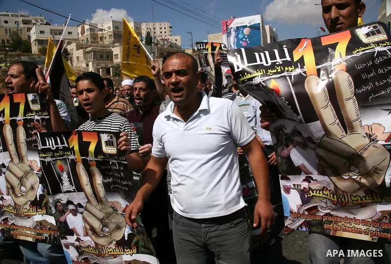 Palestinians protest in the West Bank city of Hebron on September 30, 2011 in support of thousands of prisoners held in Israeli jails, who are on a hunger strike. Photo by Mamoun Wazwaz