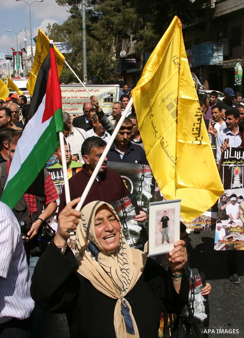 Palestinians protest in the West Bank city of Hebron on September 30, 2011 in support of thousands of prisoners held in Israeli jails, who are on a hunger strike. Photo by Mamoun Wazwaz