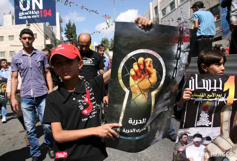Palestinians protest in the West Bank city of Hebron on September 30, 2011 in support of thousands of prisoners held in Israeli jails, who are on a hunger strike. Photo by Mamoun Wazwaz