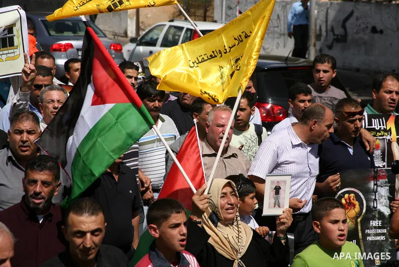 Palestinians protest in the West Bank city of Hebron on September 30, 2011 in support of thousands of prisoners held in Israeli jails, who are on a hunger strike. Photo by Mamoun Wazwaz