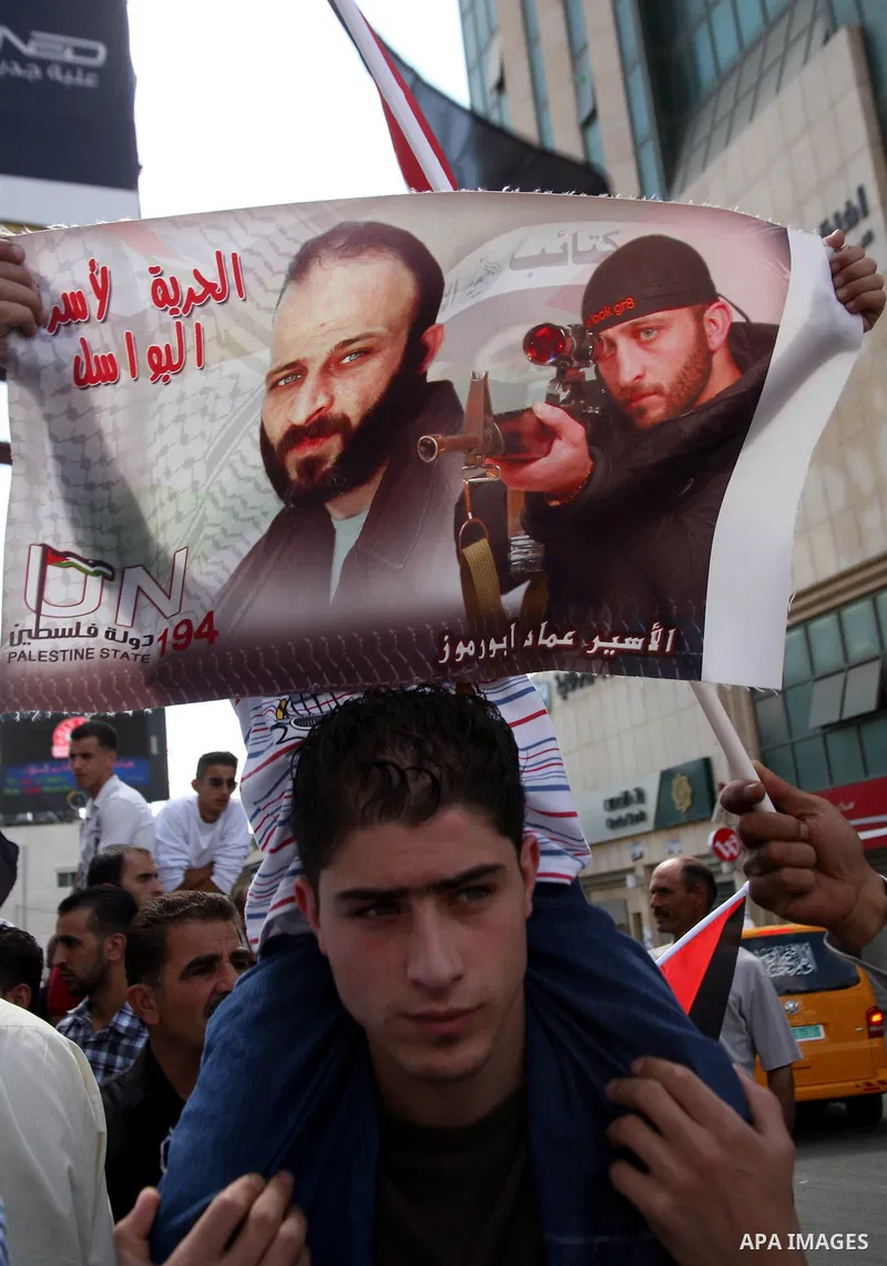 Palestinians protest in the West Bank city of Hebron on September 30, 2011 in support of thousands of prisoners held in Israeli jails, who are on a hunger strike. Photo by Mamoun Wazwaz