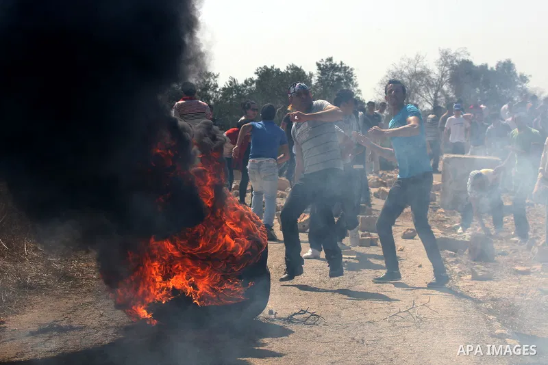 Palestinian stone throwers clash with Israeli soldiers on September 30, 2011 in the West Bank village of Kfar Kadum. Photo by Wagdi Eshtayah