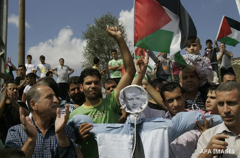 Palestinian youths stage a protest with an effigy of Israeli Prime Minister Benjamin Netanyahu on September 30, 2011 in the West Bank village of Kfar Kadum. Photo by Wagdi Eshtayah