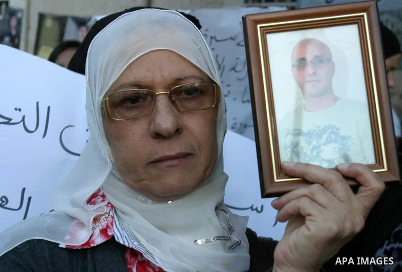 Palestinians protest outside the International Red Cross offices in east Jerusalem demanding the release of relatives from Israeli jails, on October 6, 2011. Photo by Mahfouz Abu Turk