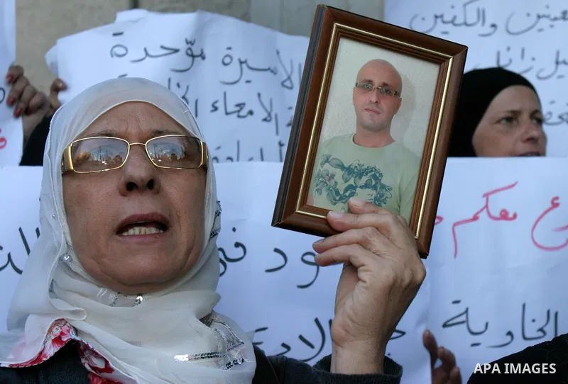 Palestinians protest outside the International Red Cross offices in east Jerusalem demanding the release of relatives from Israeli jails, on October 6, 2011. Photo by Mahfouz Abu Turk