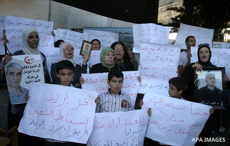 Palestinians protest outside the International Red Cross offices in east Jerusalem demanding the release of relatives from Israeli jails, on October 6, 2011. Photo by Mahfouz Abu Turk
