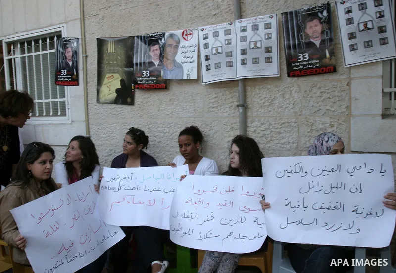 Palestinians protest outside the International Red Cross offices in east Jerusalem demanding the release of relatives from Israeli jails, on October 6, 2011. Photo by Mahfouz Abu Turk