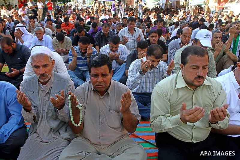 Palestinian Muslim worshippers attend Friday prayer next to the Red Cross building in Gaza City as they call for the release of Palestinian prisoners from Israeli jails and support of inmates in hunger strike on October...